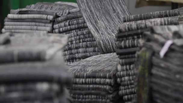 대형 타이어 공장 클로즈업에 고무 테이프. — 비디오