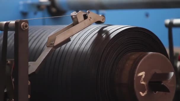 Gumová páska na velké továrně na pneumatiky zblízka. — Stock video