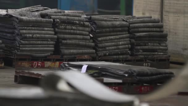 Recycling van rubber in de chemische industrie. — Stockvideo