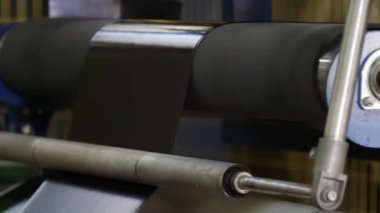 Kauçuk bant, makinede bir davul üzerinde reeled.