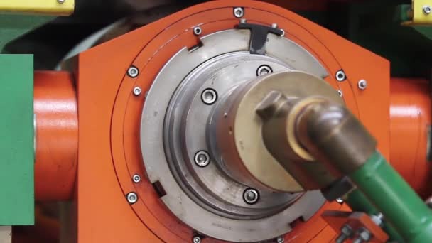 Výrobní proces pneumatik na moderním zařízení. — Stock video