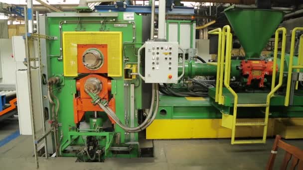 Máquina moderna en fábrica de neumáticos preparar cinta de goma — Vídeo de stock