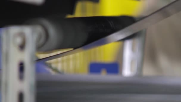 Rubberen tape is rezullen up op een trommel in de machine. — Stockvideo