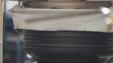 Bir fabrikada otomotiv tekerlek kalıplama.