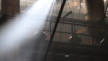 Lastik pres dükkanında konveyör üzerinde lastikler.