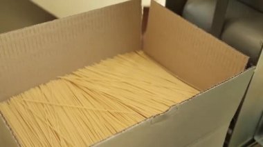 Fabrikada makarna paketleme.