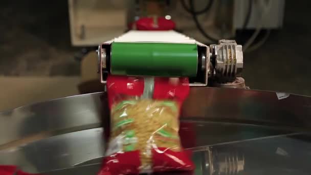 Apparatuur voor de productie en verpakking van pasta. — Stockvideo