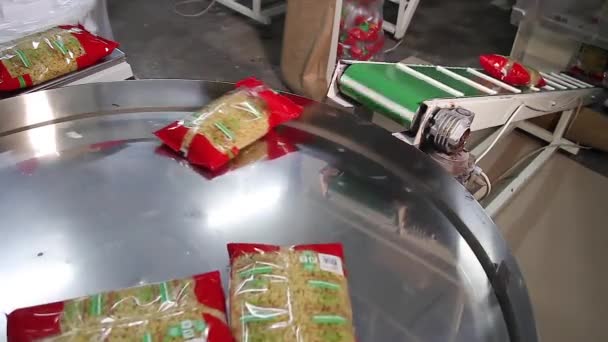 Kantong spageti di ban berjalan di pabrik pasta . — Stok Video