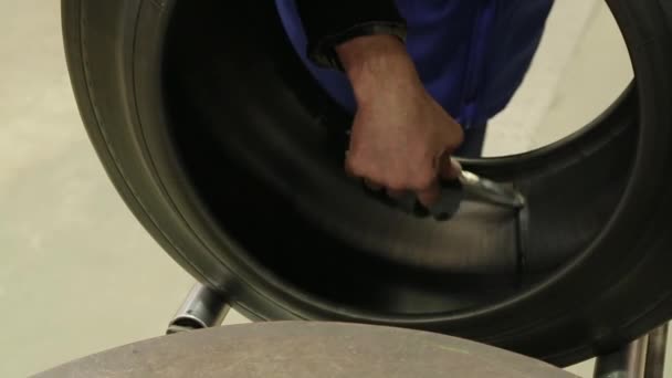 Trabalhador prepara pneu para a próxima fase de produção — Vídeo de Stock