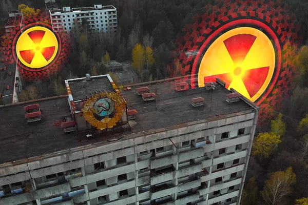 Signo de radiación entre las casas de Chernobyl, Pripyat . — Foto de Stock