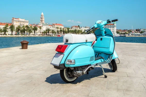 Blue vintage scooter di kota tua dekat laut — Stok Foto