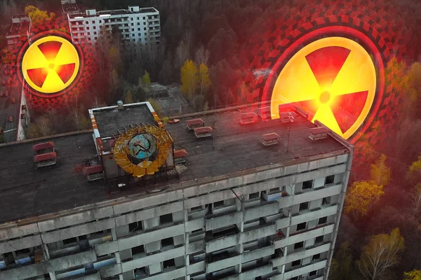 Σοβιετικό εθνόσημο σε ένα κτίριο στο Pripyat — Φωτογραφία Αρχείου