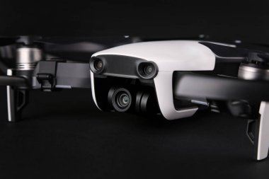 Drone siyah arka plan üzerinde izole, yakın.