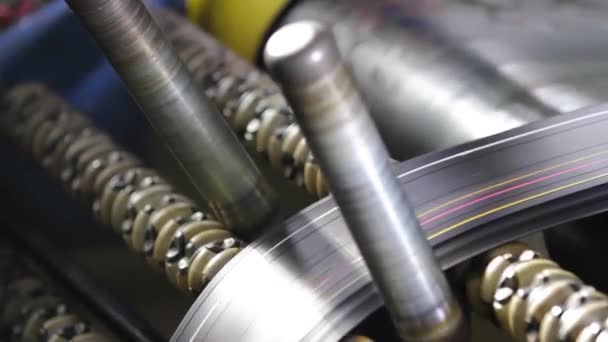 Machineleducerende banden uit gerecycled rubber. — Stockvideo