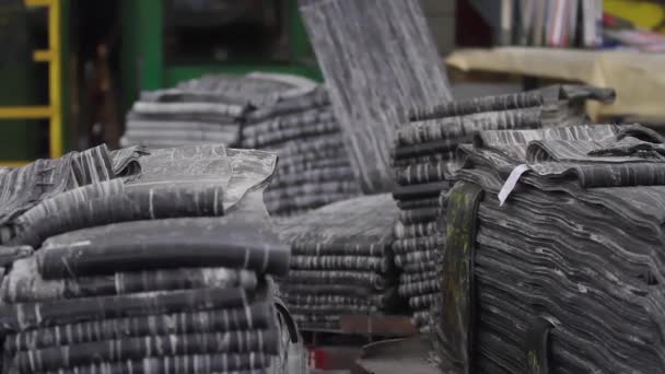Gebruik van rubber voor industriële doeleinden. — Stockvideo