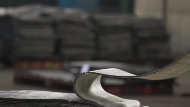 Výroba pneumatik. Pryžová páska na válcovém stroji. — Stock video