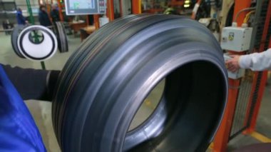İşçiler lastik fabrikasına baskı için lastik hazırlıyor.