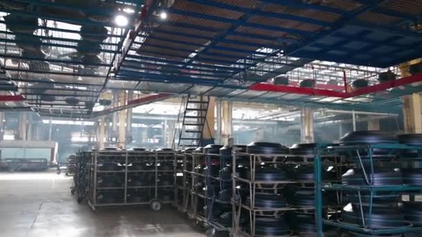 Transportband met banden in de fabriek. — Stockvideo