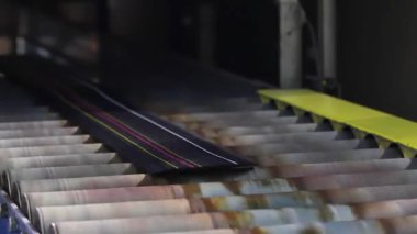 Lastik fabrikasında lastik bantların parçalara dönüştürülmesi.