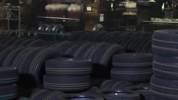 Neumáticos nuevos apilados y ordenados . — Vídeo de stock