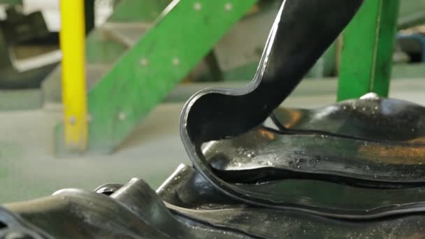 Production de pneus. Ruban de caoutchouc sur une machine à rouler . — Video