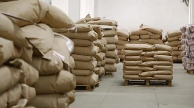 Fabrika deposunda kağıt torba yığınları.