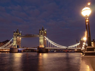 Tower Bridge Londra, geniş açı, günbatımı.