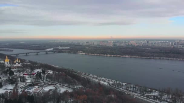 Kijev - fővárosa Ukrajna télen. Dnepr folyó. — Stock videók