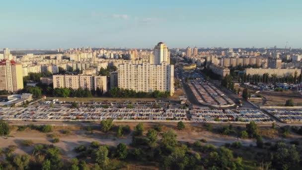 Büyük bir şehrin kenar mahalleleri, hava manzarası.. — Stok video