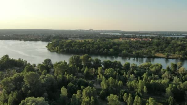 Vue aérienne au-dessus des maisons de village près d'une grande rivière — Video