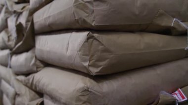 Fabrika deposunda kağıt torba yığınları.