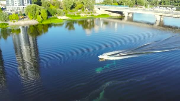 Bateau à moteur va vite sur l'eau dans la ville — Video