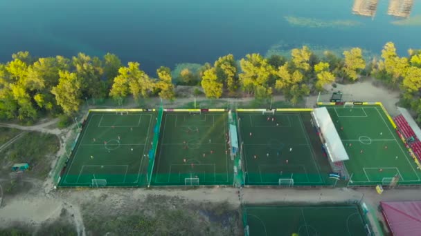 Varios campos de mini fútbol, vista superior . — Vídeos de Stock