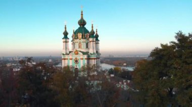 Kiev 'deki St. Andrews Kilisesi' nin havadan görünüşü.