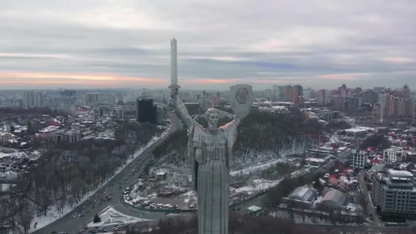Kiew, Ukraine. das Denkmal des Vaterlandes. — Stockvideo