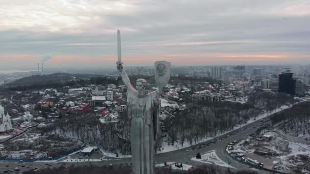 Monumento a la Madre Patria en Kiev en invierno . — Vídeo de stock