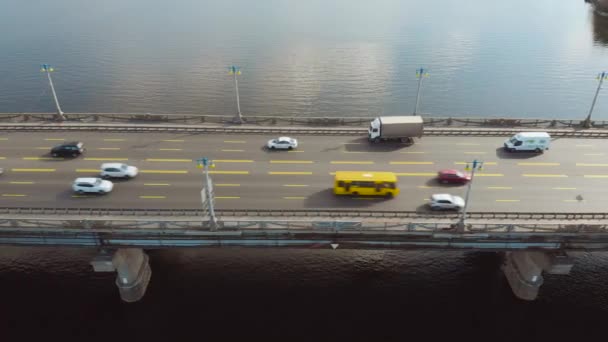 Εναέρια άποψη κυκλοφορίας αυτοκινήτων στη γέφυρα του ποταμού. — Αρχείο Βίντεο