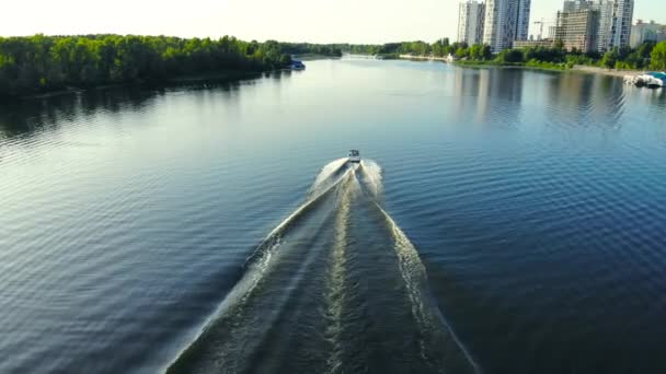 Motorboot vaart snel op een rivier, vanuit de lucht — Stockvideo