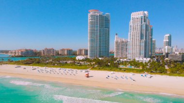 Miami 'de turist olmayan boş bir sahil. Salgın ve kriz yüzünden turistler ayrılıyor. ABD 'de turizm sektörünün sorunları. Miami Plajı boş, sahil şeridinde sandalyeler ve şemsiyeler var.