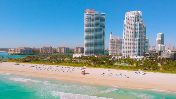 マイアミの観光客なしで空のビーチ 観光客は流行と危機のために去っていく 米国の観光産業の問題 マイアミビーチは 海岸線に椅子や傘が空 — ストック写真