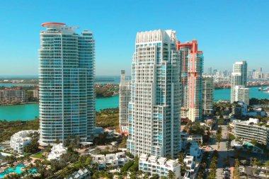 Miami Beach 'teki gökdelenlerin havadan görünüşü. Miami 'de beyaz gökdelenleri ve otelleri olan ön cephe hattı. Miami Sahili yakınlarındaki hava manzarası