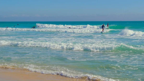 Surfers Catch Wave Surfers Ride Small Waves Performing Initial Exercises — Stock Photo, Image