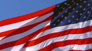 Güneşli bir günde rüzgarda dalgalanan Amerikan bayrağı, 4K