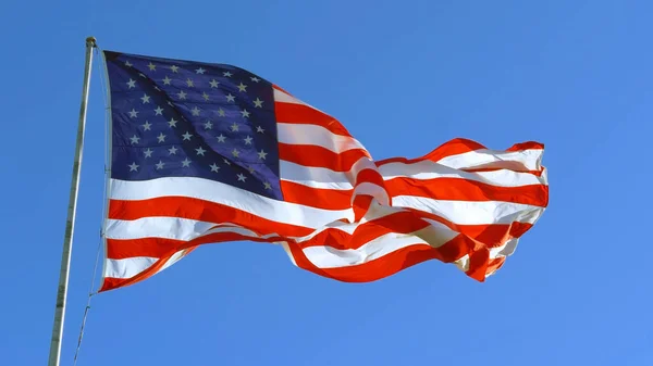 Amerikaanse Vlag Wappert Wind Een Zonnige Dag Symbool Van Amenrikaanse — Stockfoto