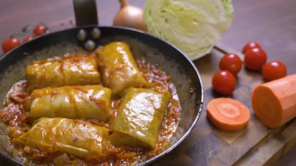 Repollo relleno cocido en salsa de tomate — Vídeo de stock