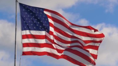 Bayrak direğinde Amerikan bayrağı sallanıyor, ağır çekim