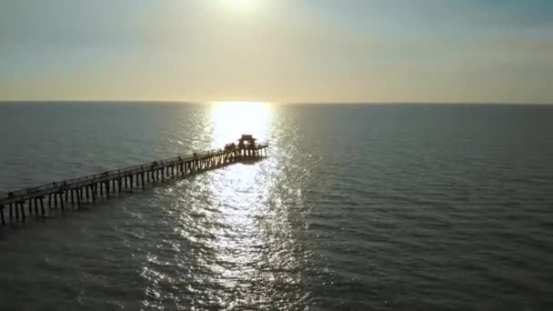 Puesta de sol sobre el Golfo de México, volando sobre el muelle . — Vídeos de Stock