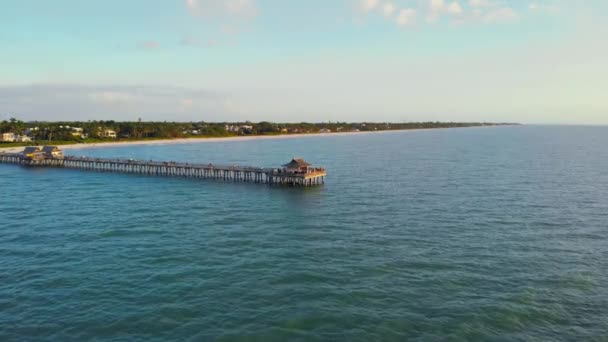 Kust en strand in de buurt pier verlaten in de oceaan — Stockvideo