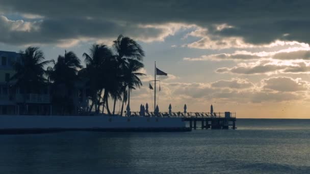 태양이 플로리다주의 키웨스트에서 바다를 덮고 있다 — 비디오