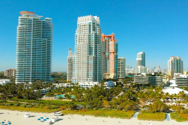 マイアミシティ上空の空中ドローンビューフライト 晴れた日には南ビーチの砂と海 海岸線のビーチチェアや傘 サウスビーチの空中ビューショット マイアミビーチ フロリダだ — ストック写真